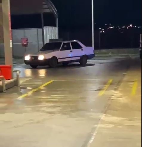 AKARYAKIT İSTASYONUNDA DRİFT ÇILGINLIĞI KAMERADA