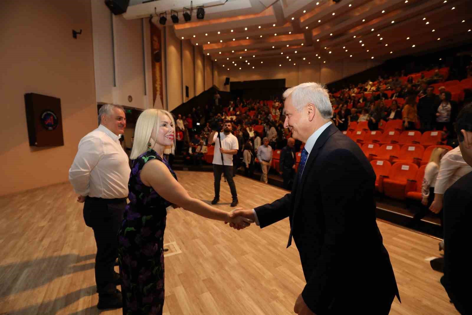 AKDENİZ ÜNİVERSİTESİ’NDE BAYRAMLAŞMA TÖRENİ GERÇEKLEŞTİRİLDİ. BAYRAMDA DEPREM BÖLGESİNDEKİLERİ UNUTMAMAK GEREKTİĞİNİ