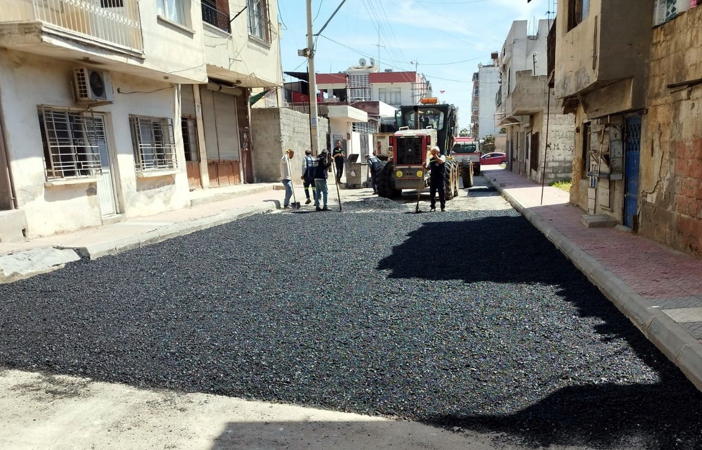 AKDENİZ BELEDİYESİ FEN İŞLERİ MÜDÜRLÜĞÜ BAĞLI EKİPLERİ, İHTİYAÇ DUYAN SOKAK