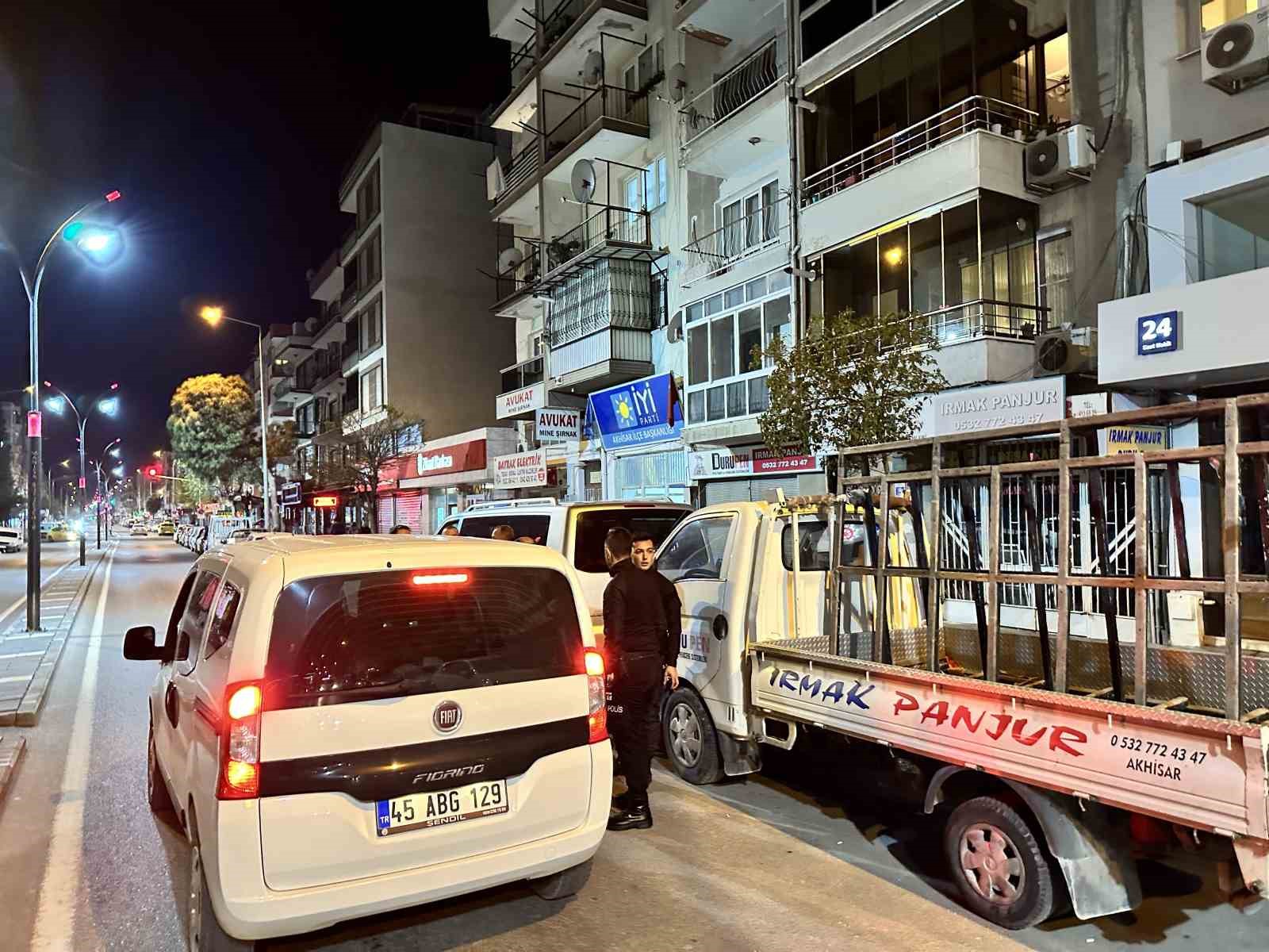 İYİ PARTİ AKHİSAR İLÇE TEŞKİLATI ÖNÜNDE 4 EL HAVAYA ATEŞ