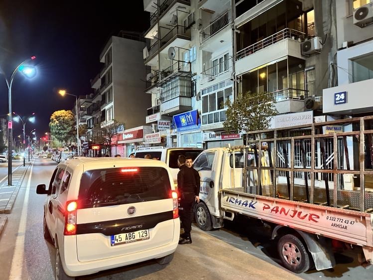 MANİSA’NIN AKHİSAR İLÇESİNDE DÜN GECE SAATLERİNDE SOKAK ÜZERİNDE HAVAYA ATEŞ
