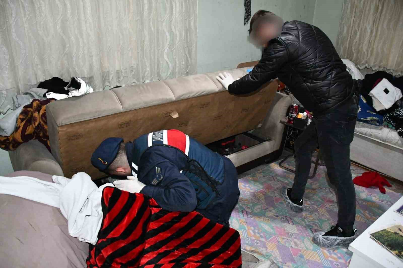 MANİSA'NIN AKHİSAR İLÇESİNDE JANDARMA EKİPLERİ TARAFINDAN UYUŞTURUCU İLE MÜCADELEDE YÜRÜTÜLEN