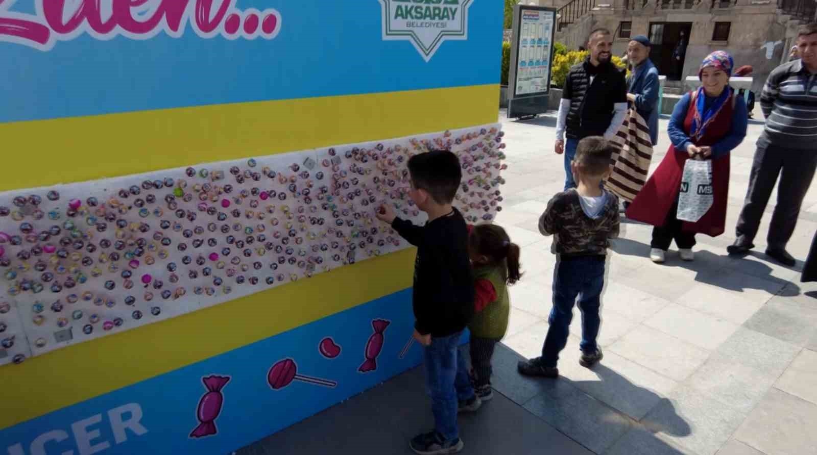 ÇOCUKLARIN BAYRAM SEVİNCİNE ORTAK OLMAK İÇİN İLGİNÇ BİR YÖNTEM UYGULAYAN
