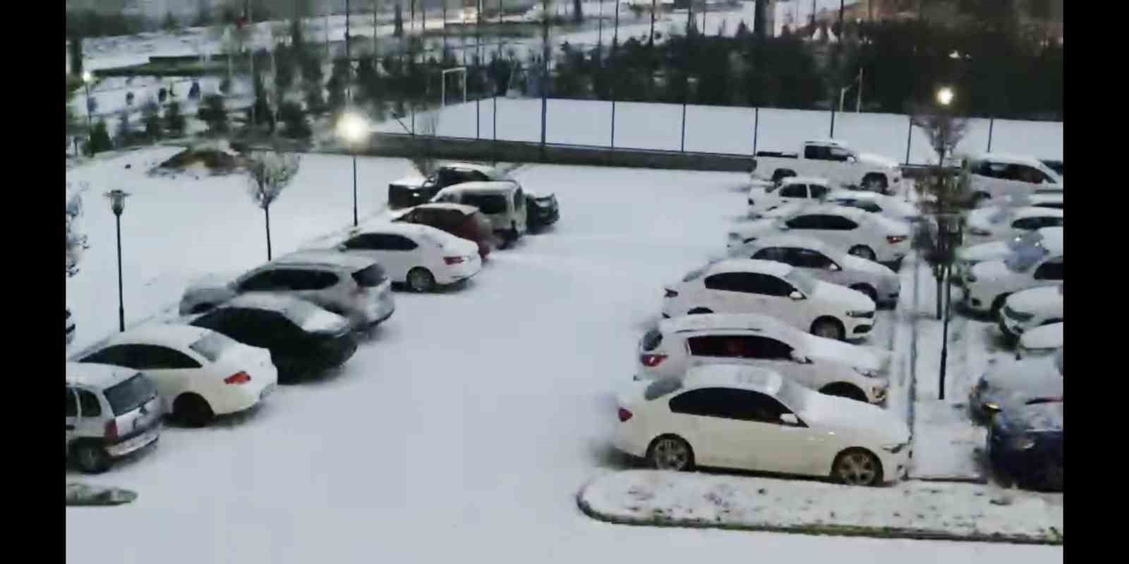 AKSARAY'DA AKŞAM SAATLERİNDE BAŞLAYAN DOLU YAĞIŞI ŞEHRİ BEYAZA BÜRÜDÜ.