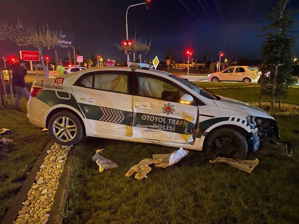 AKSARAY’DA POLİS ARACI İLE OTOMOBİLİN ÇARPIŞMASI SONUCU MEYDANA GELEN TRAFİK