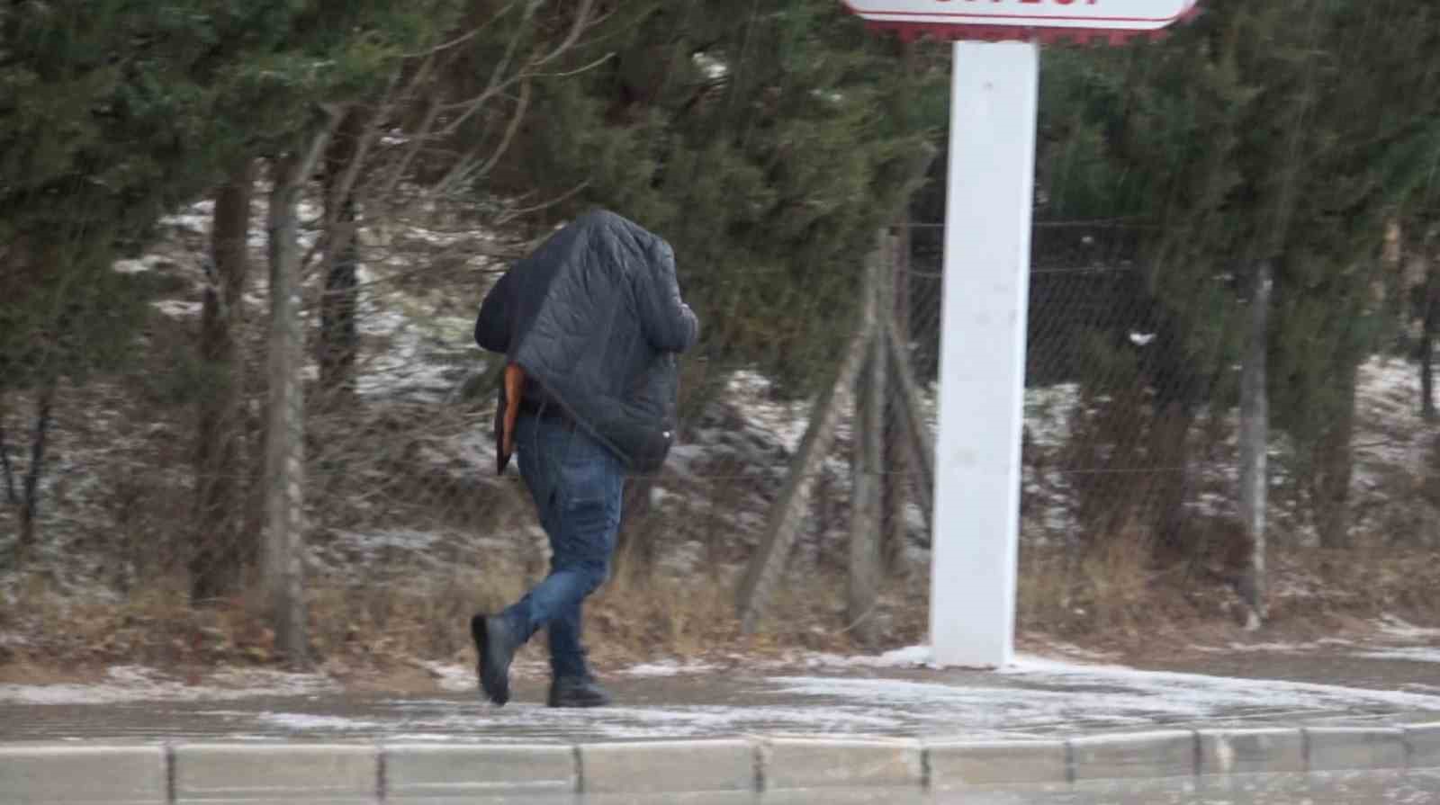 AKSARAY’DA AKŞAM SAATLERİNDE BAŞLAYAN DOLU YAĞIŞI ŞEHRİ KISMEN BEYAZA BÜRÜRKEN,