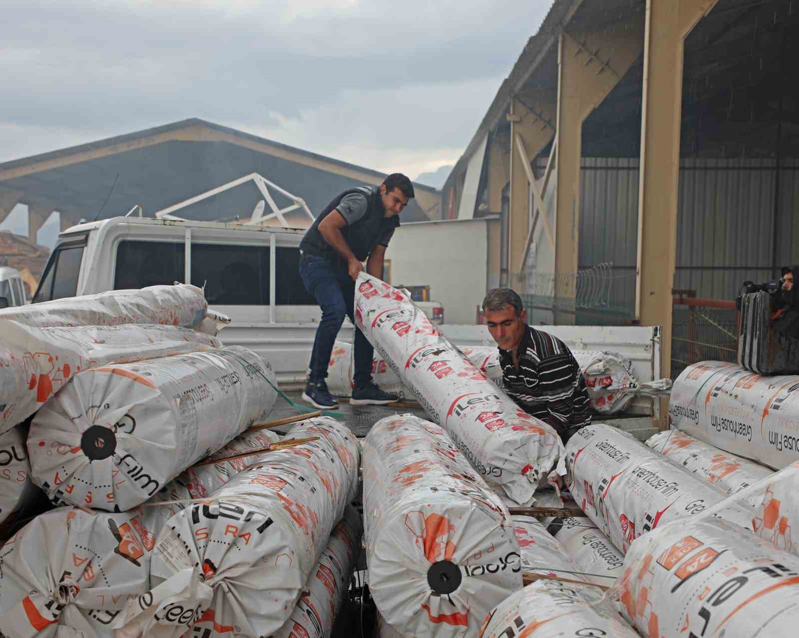 ANTALYA BÜYÜKŞEHİR BELEDİYESİ, AKSU’DA YAŞANAN FIRTINADA SERALARI ZARAR GÖREN ÇİFTÇİLERE,