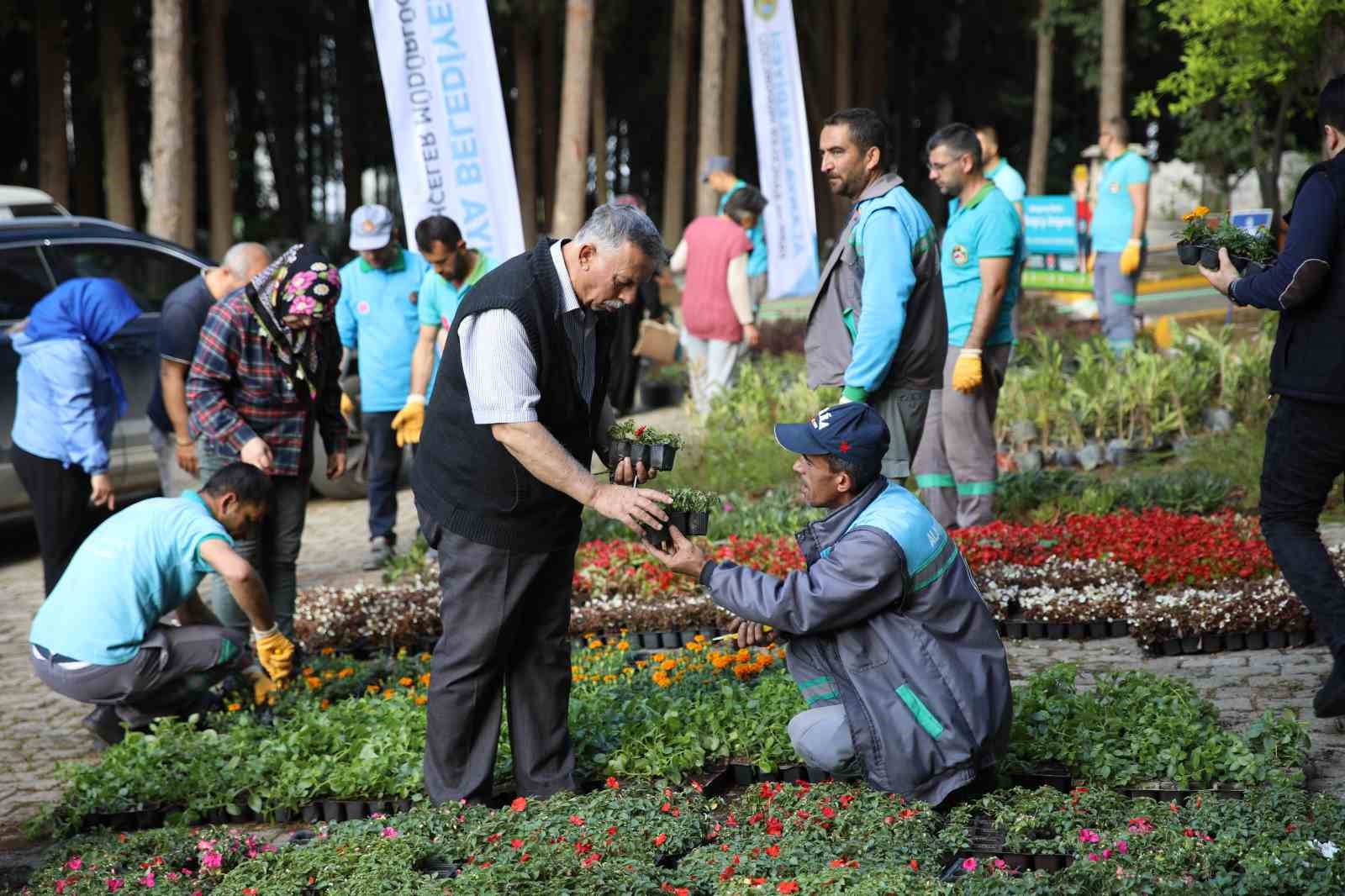 ALANYA BELEDİYESİ RAMAZAN BAYRAMI ÖNCESİ MEZARLIKLARDA MEVSİMLİK VE ÇOK YILLIK