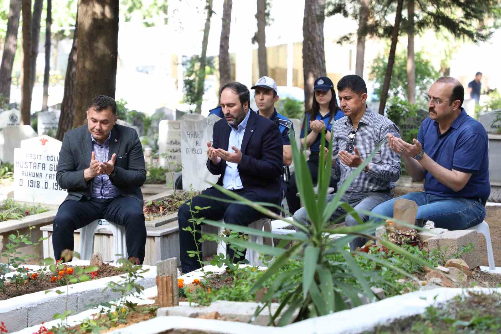 ALANYA BELEDİYESİ PARK VE BAHÇELER MÜDÜRLÜĞÜ RAMAZAN BAYRAMI ÖNCESİ MEZARLIKLARDA