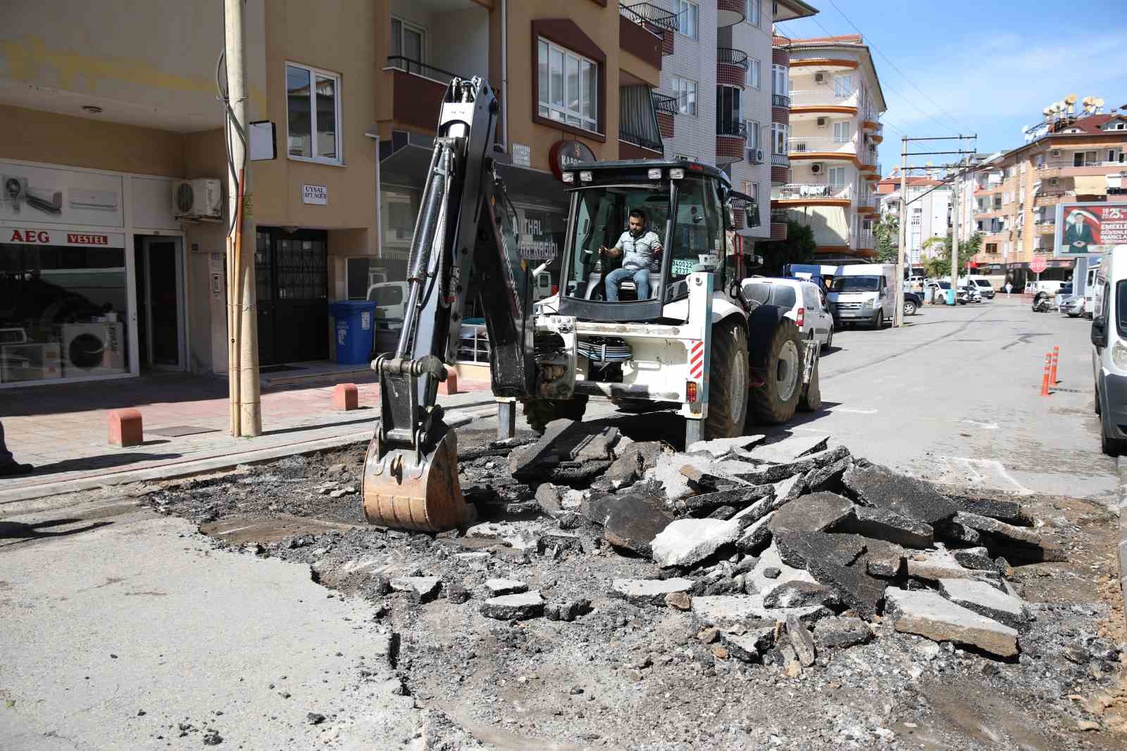 ALANYA’DA ŞEHİR MERKEZİNDE YENİLEME VE ASFALTLAMA İHTİYACI OLAN TOSBAĞACI SOKAK’TA