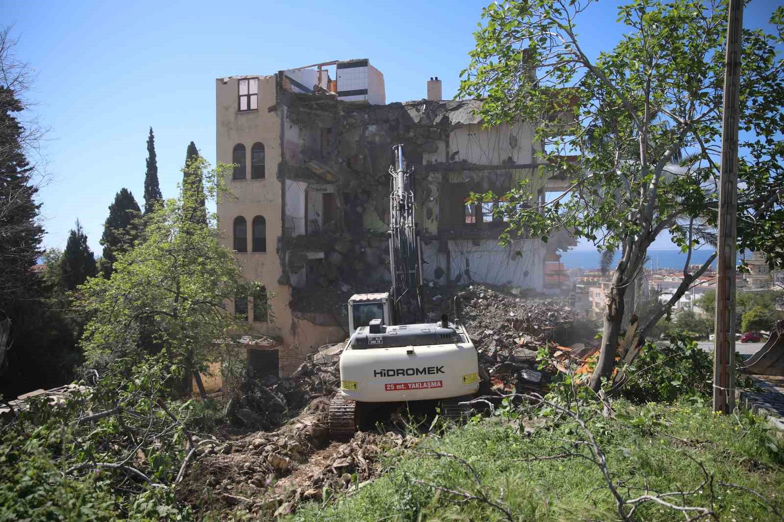 ALANYA BELEDİYESİ, SUGÖZÜ MAHALLESİ’NDE RİSKLİ YAPI OLARAK DEĞERLENDİRİLEN BİR BİNAYI