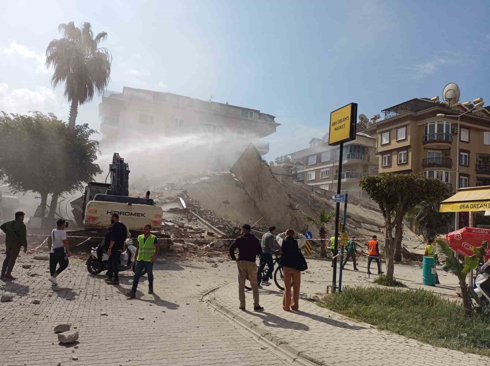 ANTALYA'NIN ALANYA İLÇESİNDE KENTSEL DÖNÜŞÜM ÇERÇEVESİNDE YIKIMI YAPILAN BİNADA ÇÖKME