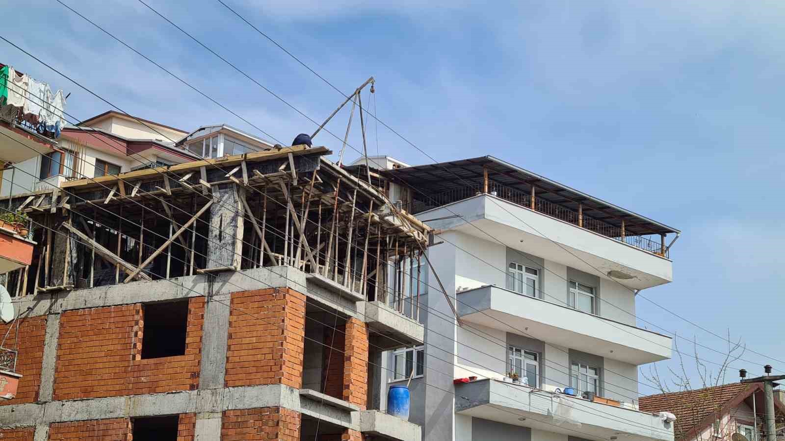 ZONGULDAK’IN ALAPLI İLÇESİNDE, ELİNDEKİ DEMİRLERİN ENERJİ NAKİL HATTI TELİNE TEMAS