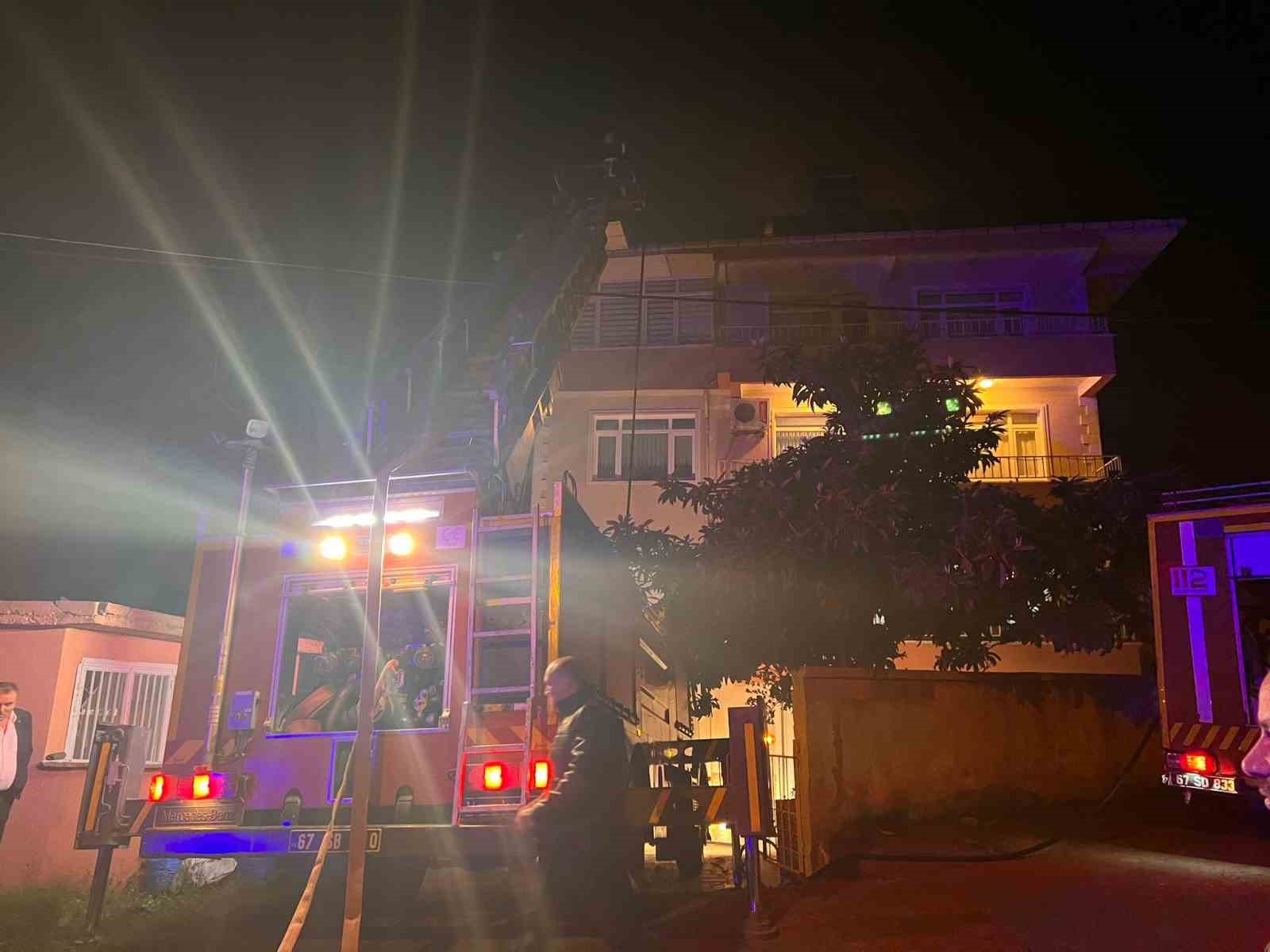 ZONGULDAK (İHA) - ZONGULDAK’IN ALAPLI İLÇESİNDE , BİR EVİN ÇATISINDA