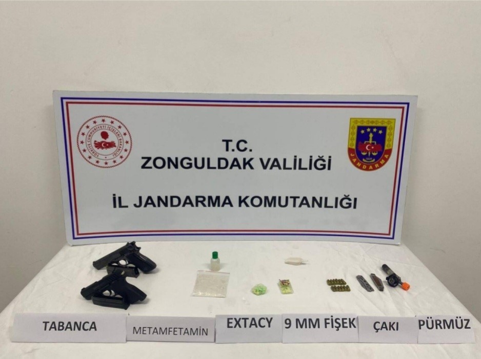 ZONGULDAK’TA JANDARMA EKİPLERİ, DÜZENLEDİKLERİ UYUŞTURUCU OPERASYONUNDA UYUŞTURUCU MADDE ELE GEÇİRDİ.