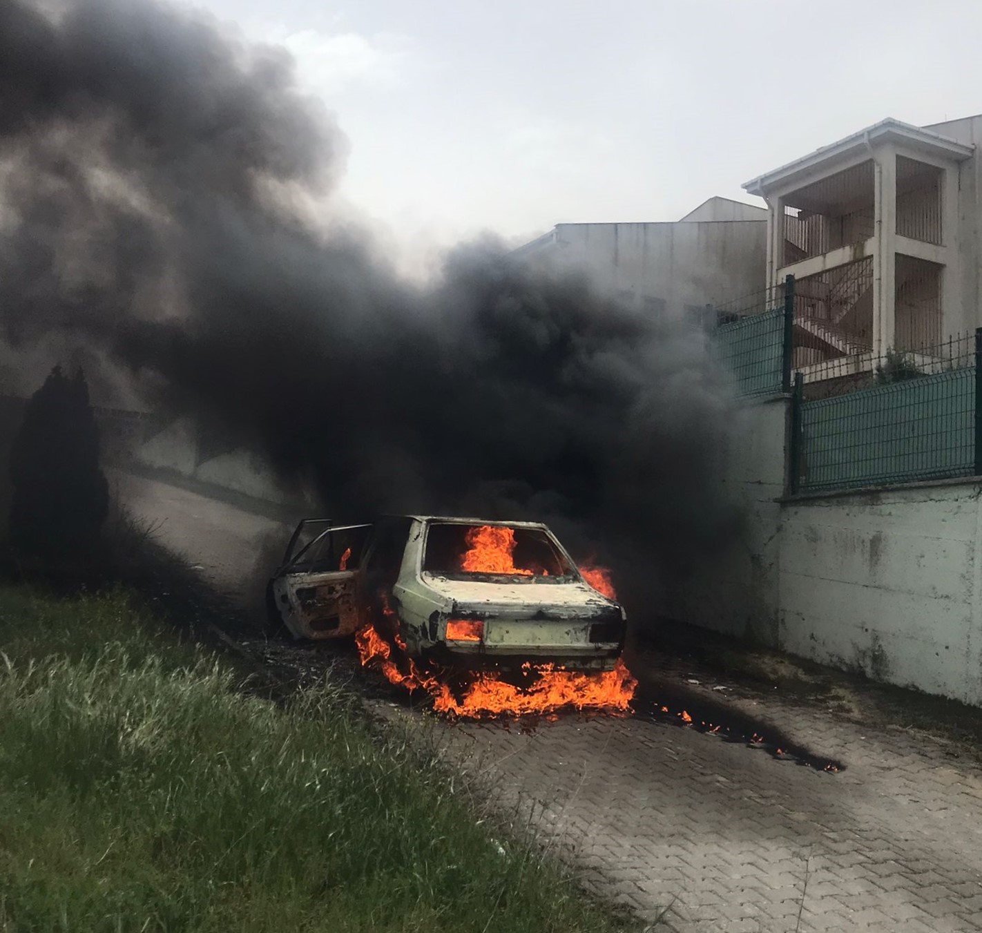 KOCAELİ'NİN İZMİT İLÇESİNDE ALEV TOPUNA DÖNEN OTOMOBİL HURDA YIĞININA DÖNDÜ.