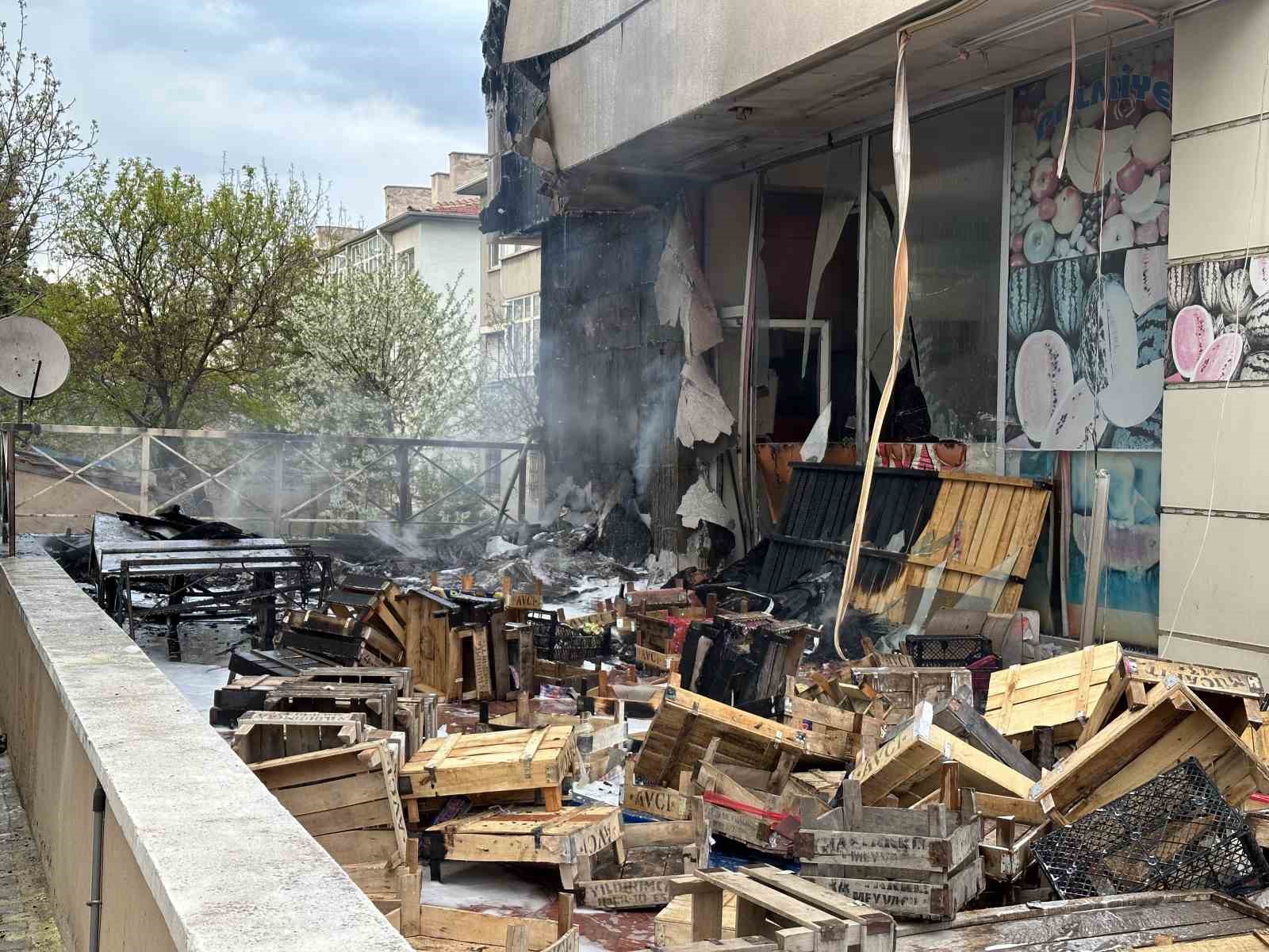 ESKİŞEHİR’DE BİR MANAVIN YAN TARAFINDA BULUNAN MEYVE KASALARININ TUTUŞMASI SONUCU