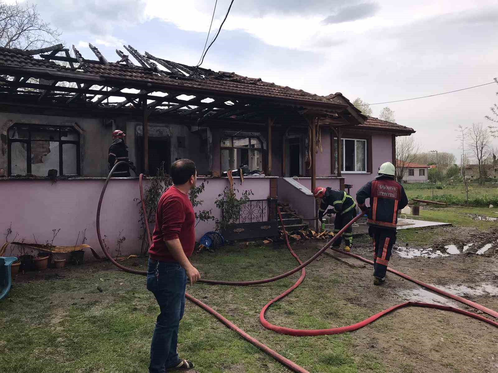 SAKARYA’NIN AKYAZI İLÇESİNDE TEK KATLI EVDE YANGIN ÇIKTI. İTFAİYE EKİPLERİNCE