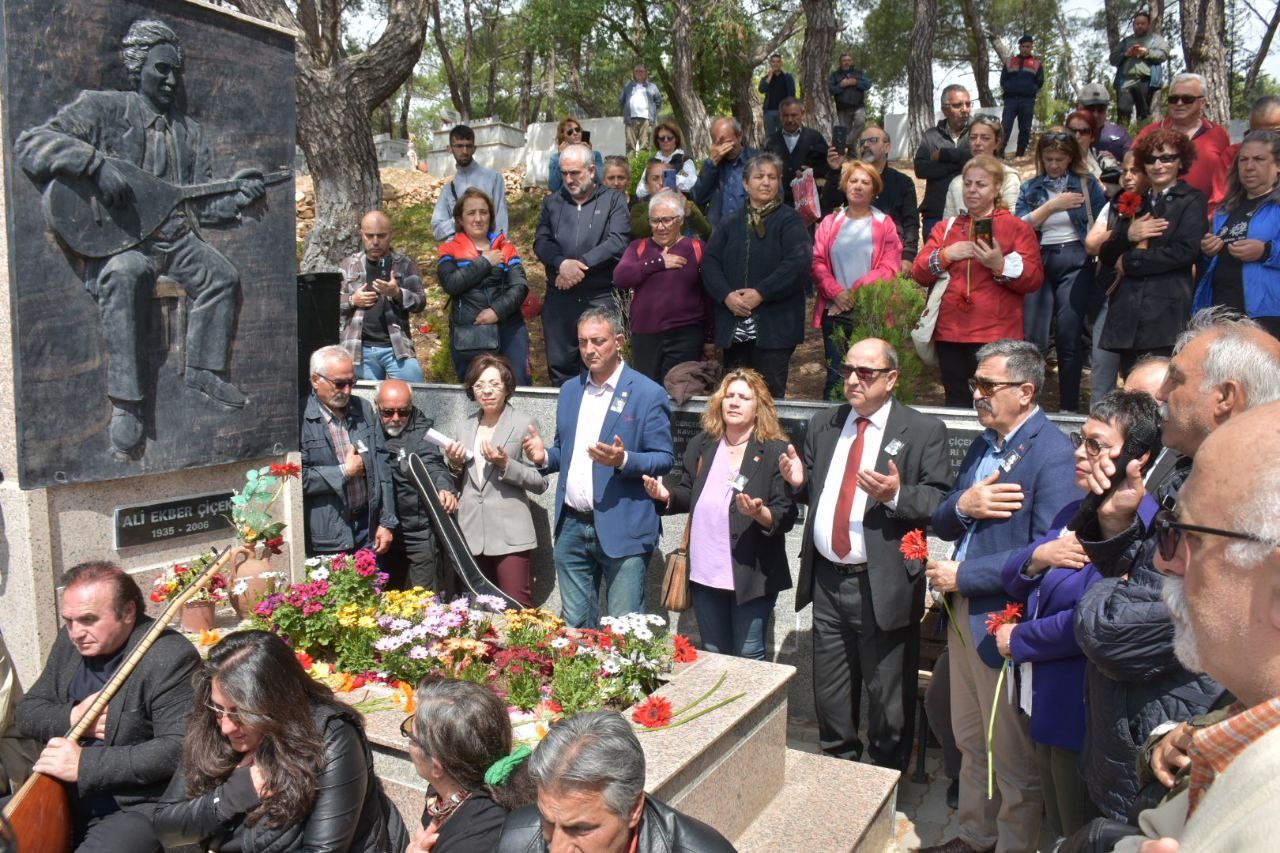 KONUŞMALARIN ARDINDAN KIZI EBRU ÇİÇEK VE ALİ EKBER ÇİÇEK’İN SANATÇI