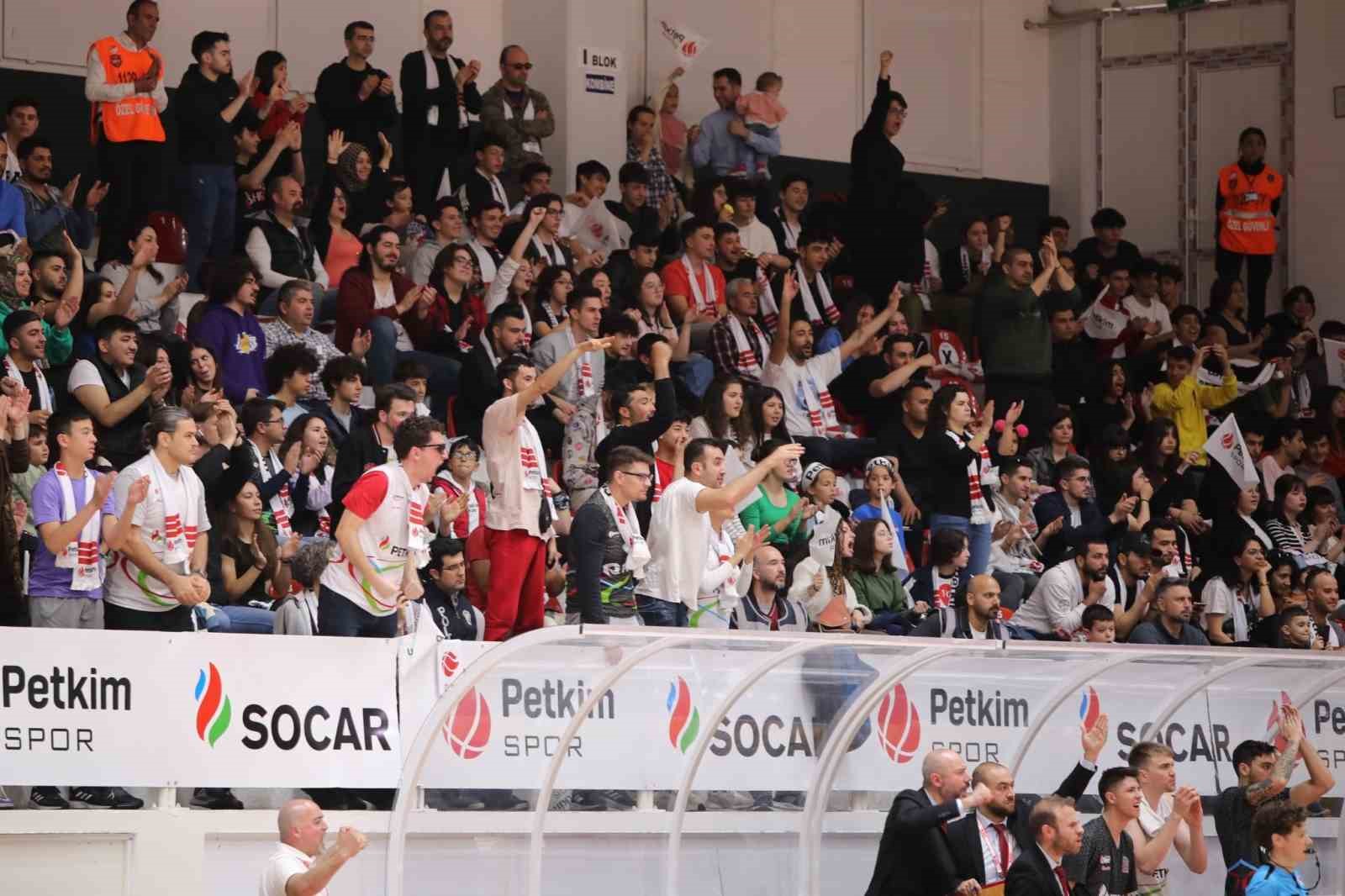 TÜRKİYE SİGORTA BASKETBOL SÜPER LİGİ EKİPLERİNDEN ALİAĞA PETKİMSPOR, EVİNDE OYNADIĞI