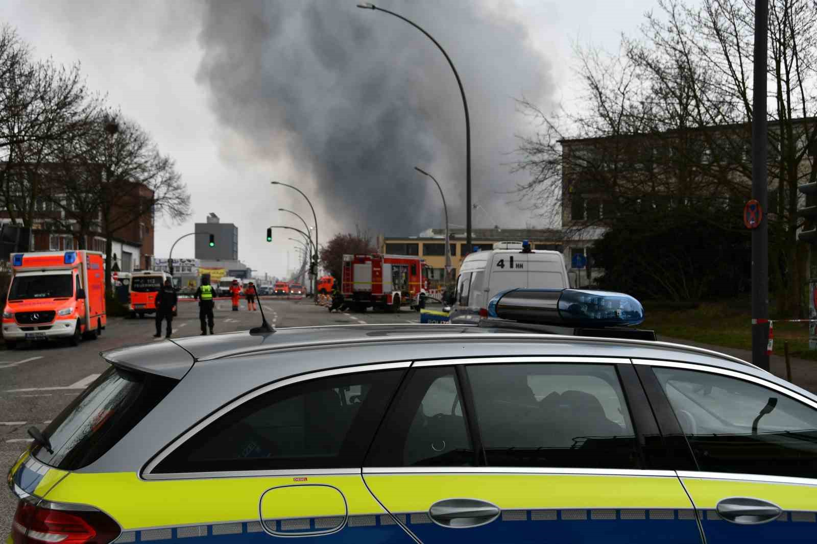 ALMANYA'NIN HAMBURG KENTİNDEKİ BİR DEPOLAMA TESİSİNDE ÇIKAN YANGIN NEDENİYLE ZEHİRLİ