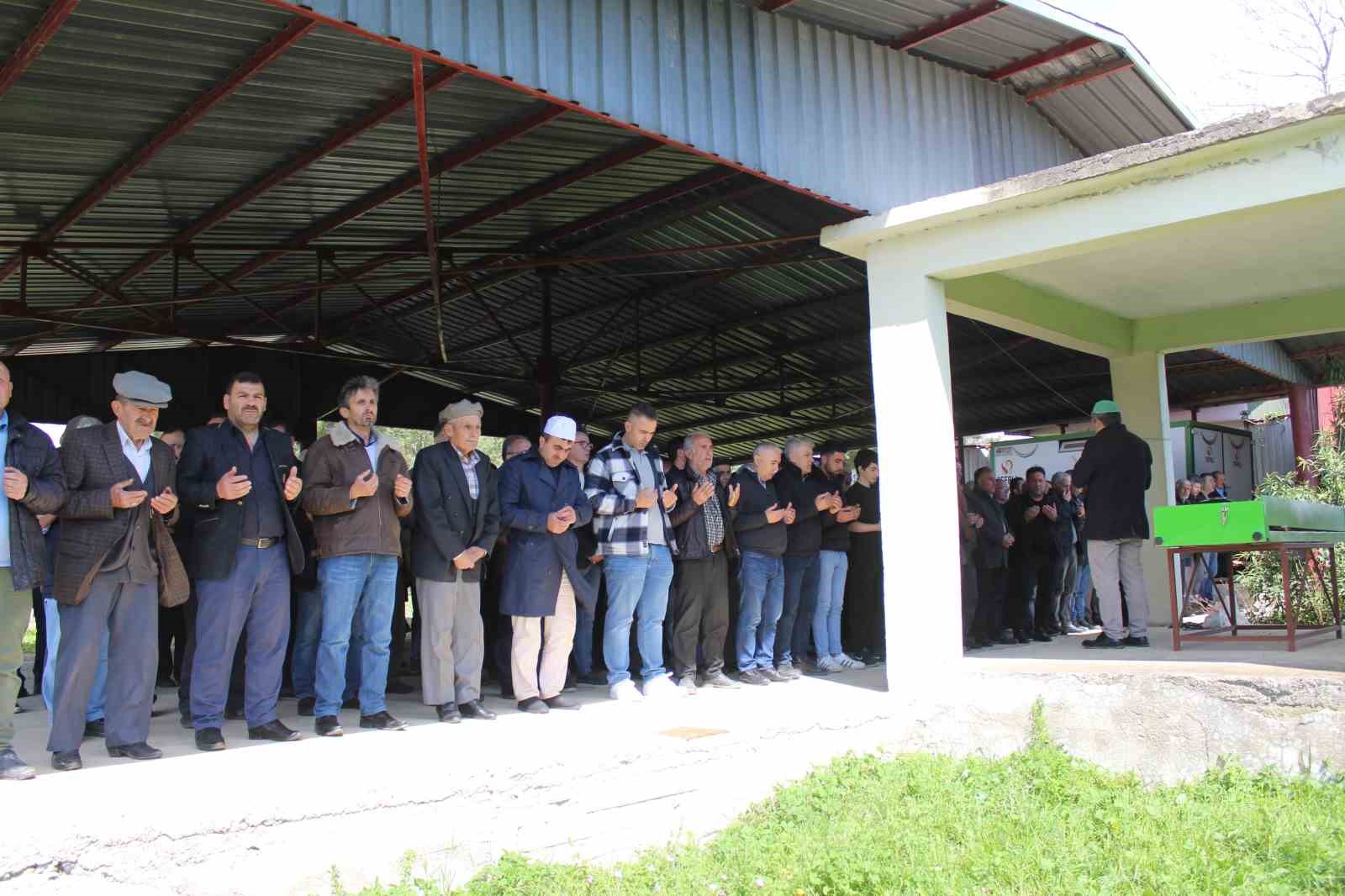 ALMANYA’NIN BERLİN ŞEHRİNDE YAŞAYAN, İKİNCİ İŞ OLARAK TAKSİCİLİK YAPAN VE
