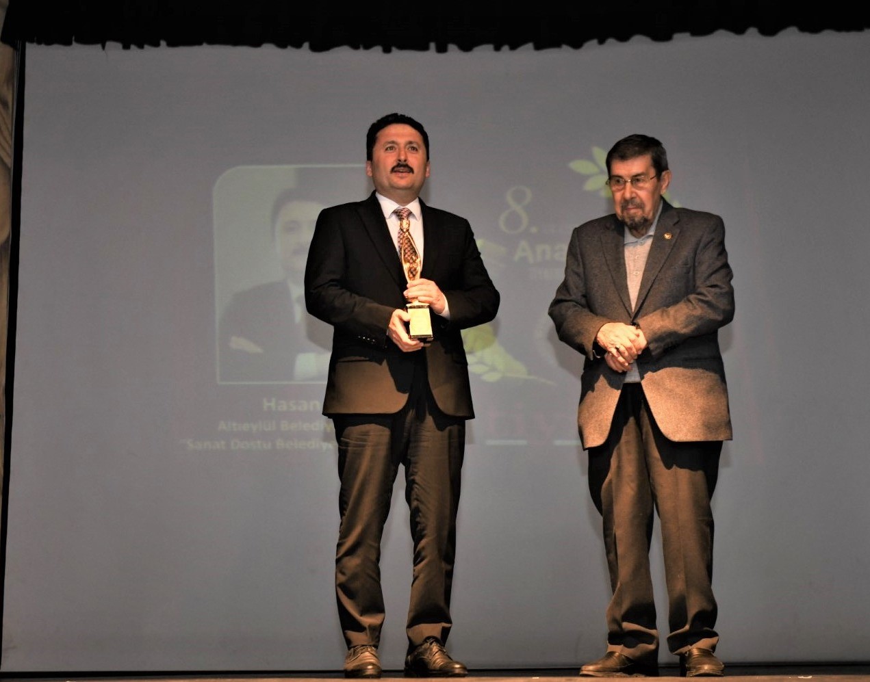 ALTIEYLÜL BELEDİYE BAŞKANI HASAN AVCI, “YILIN SANAT DOSTU BELEDİYE BAŞKANI”