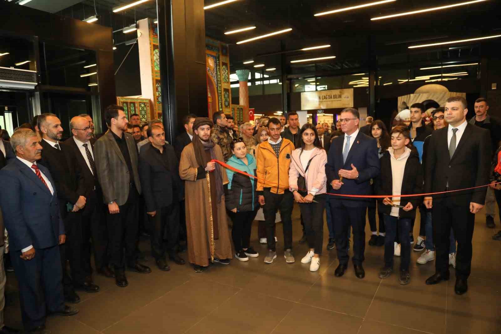 VAN VALİLİĞİ VE BÜYÜKŞEHİR BELEDİYESİ TARAFINDAN AÇILAN "ALTIN ÇAĞ'DA BİLİM"