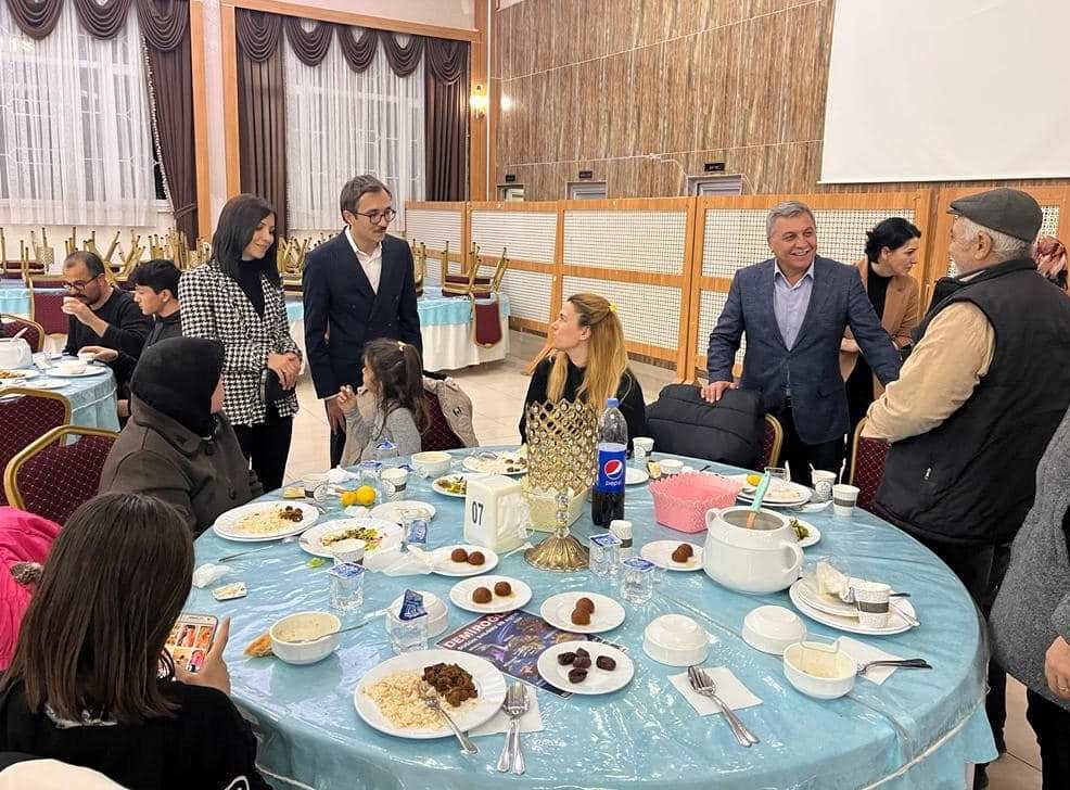 ALTINTAŞ’TA DEPREMZEDE AİLELERE İFTAR YEMEĞİ