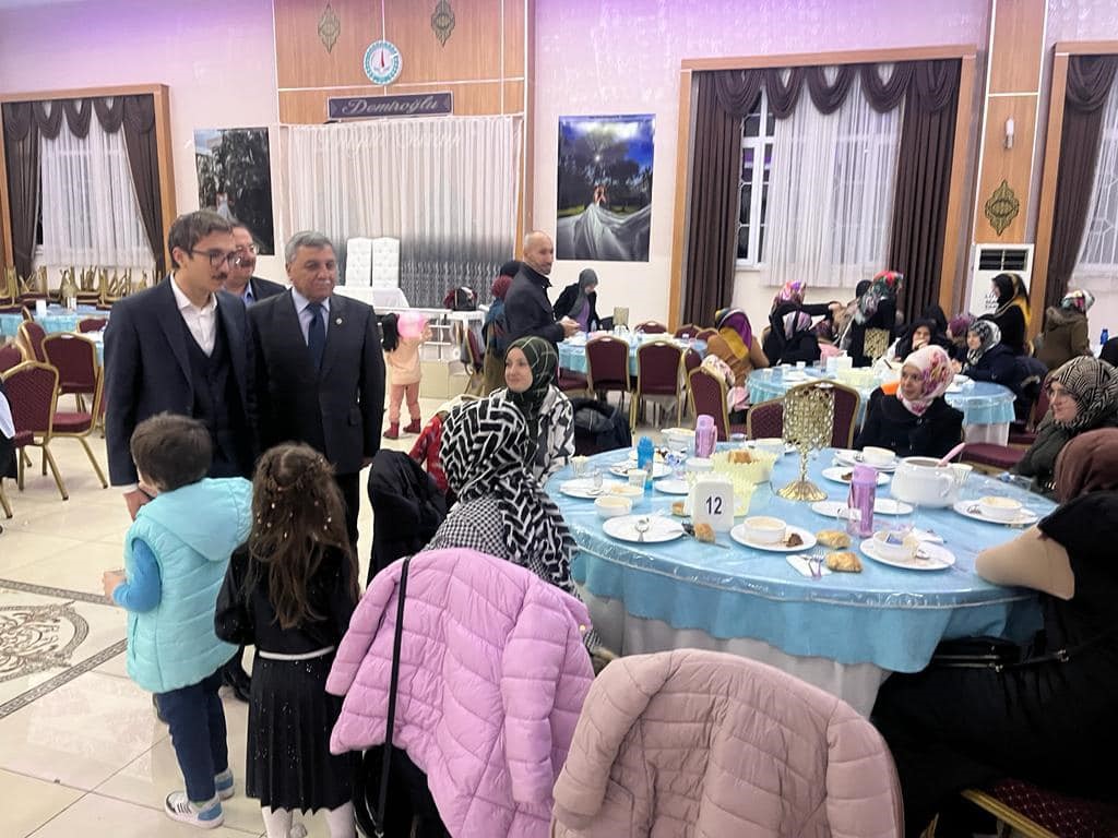 ALTINTAŞ’TA HAFIZLIK EĞİTİMİ ALAN ÖĞRENCİLERE İFTAR YEMEĞİ