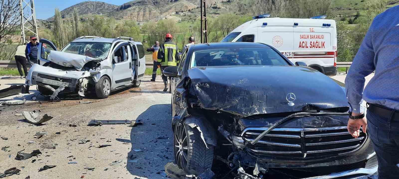 AMASYA’NIN SULUOVA İLÇESİNDE İKİ ARACIN KAFA KAFAYA ÇARPIŞMASI SONUCU MEYDANA