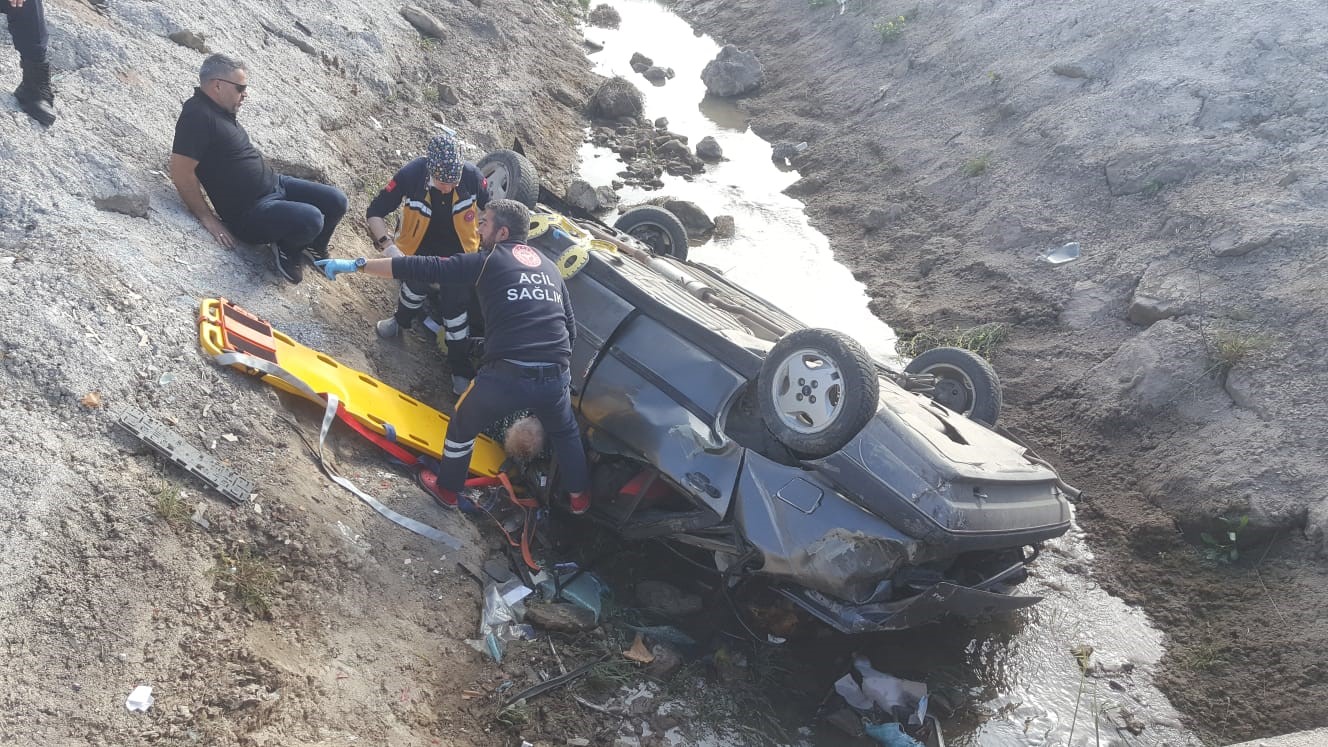 AMASYA’DA KONTROLDEN ÇIKAN OTOMOBİLİN YOL KENARINDAKİ SULAMA KANALINA UÇMASI SONUCU