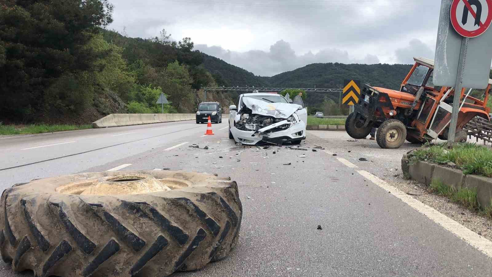 AMASYA’NIN TAŞOVA İLÇESİNDE OTOMOBİL İLE TRAKTÖRÜN ÇARPIŞMASI SONUCU MEYDANA GELEN