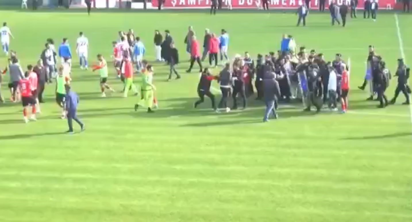 ANTALYA’DA OYNANAN AMATÖR KÜME PLAY-OFF MÜSABAKASINDA MAÇ BİTİMİNDE OLAY ÇIKTI.