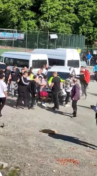 ARTVİN’İN BORÇKA İLÇESİNDE AMATÖR MAÇTA TARAFLAR ARSINDA KAVGA ÇIKTI, SAHA
