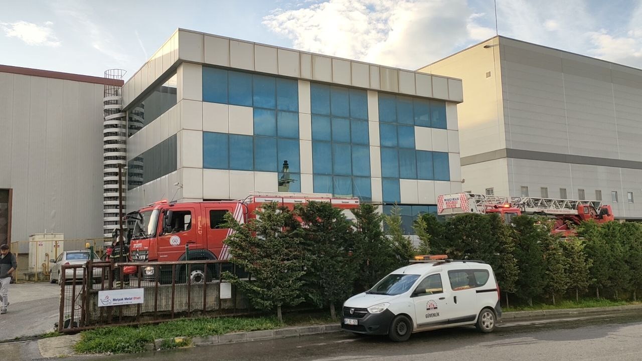 KOCAELİ’NİN GEBZE İLÇESİNDE BULUNAN AMBALAJ FABRİKASININ BACASINDA DUMANLAR YÜKSELİNCE EKİPLER