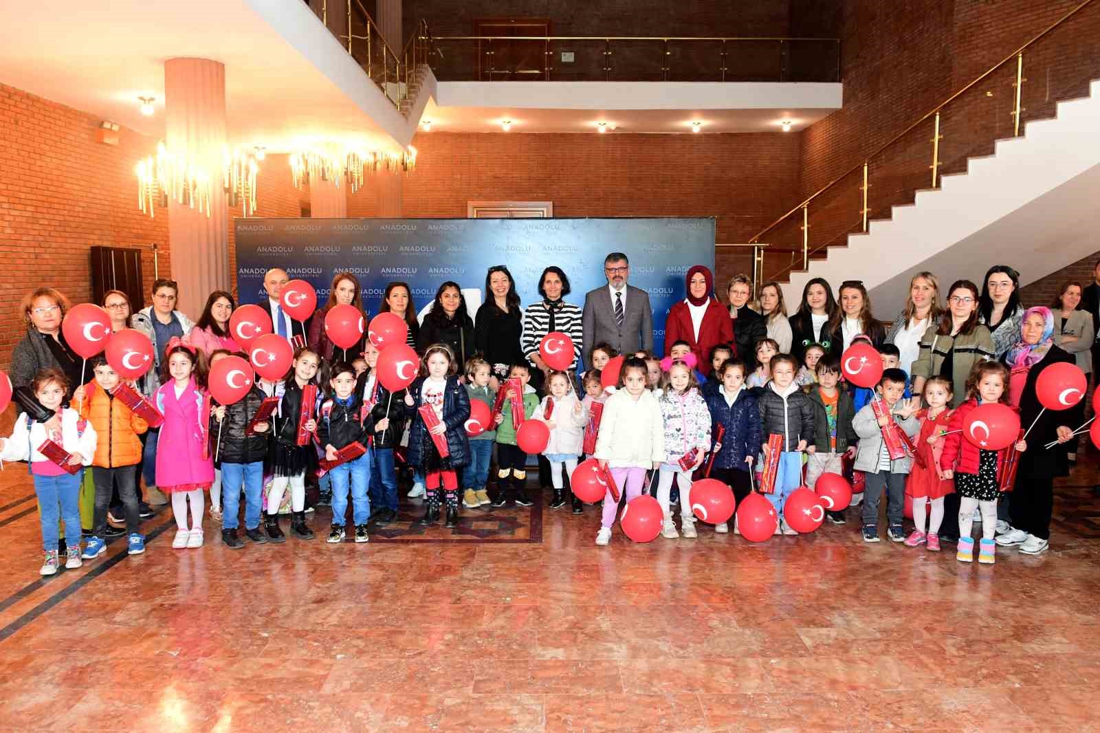 ANADOLU ÜNİVERSİTESİ’NDE BAYRAMLAŞMA MERASİMİ DÜZENLENİRKEN, REKTÖR FUAT ERDAL YAYINLADIĞI BAYRAM