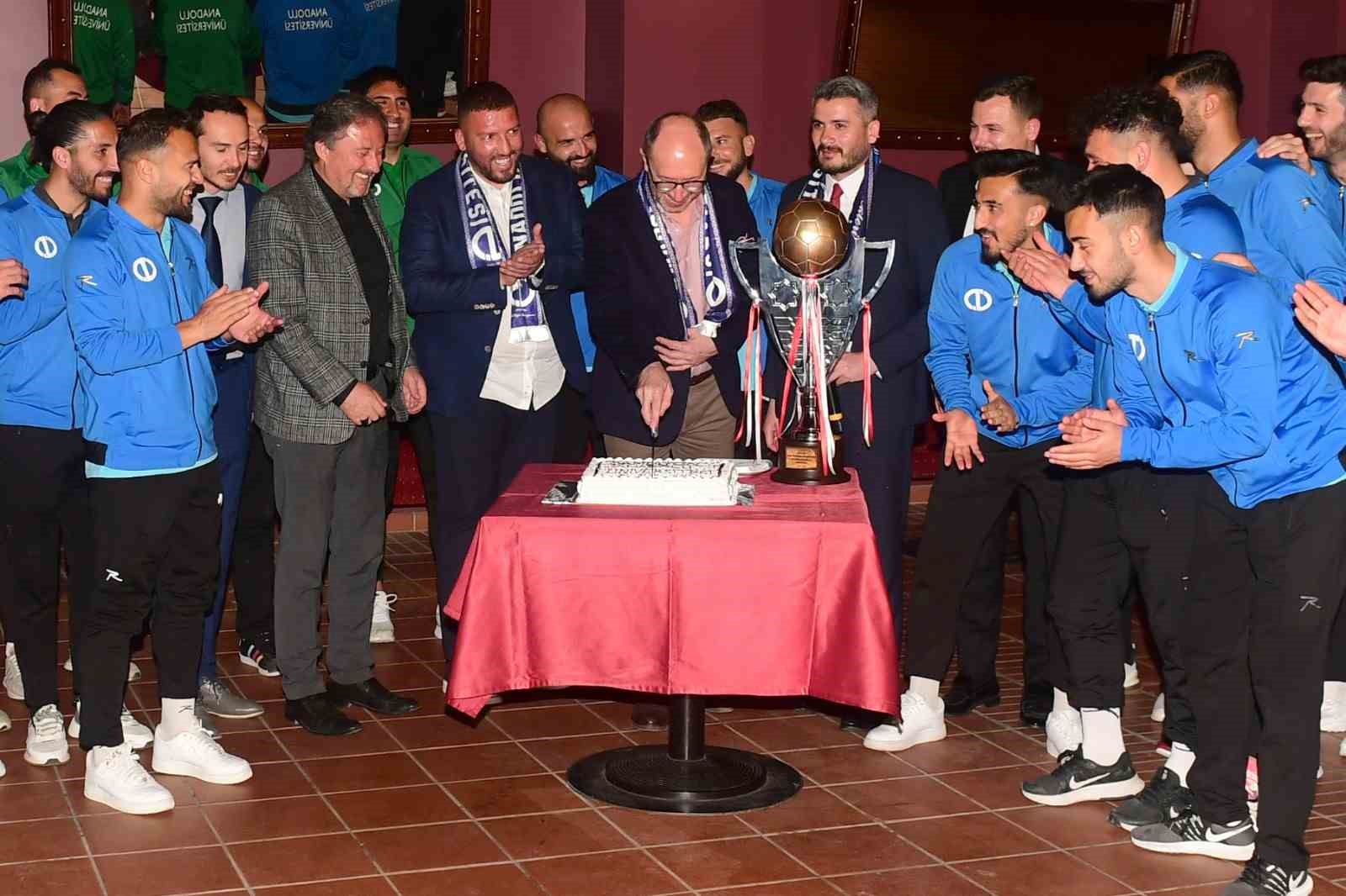 GRUBUNU LİDER TAMAMLAYARAK ŞAMPİYON VE 3. LİGE YÜKSELEN  ANADOLU