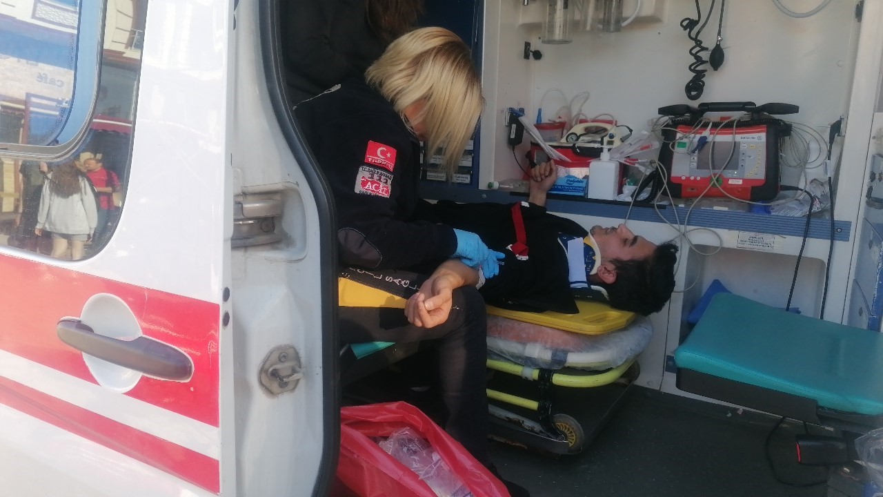 ANTALYA’DA CADDEDE İLERLEYEN MOTOSİKLET SÜRÜCÜSÜ ÖNÜNE ÇIKAN KÖPEĞİ FARK EDEREK