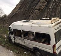 ANKARA’DA İŞÇİLERİ TAŞIYAN SERVİS MİNİBÜSÜ İLE OTOMOBİLİN ÇARPIŞTIĞI KAZADA İLK