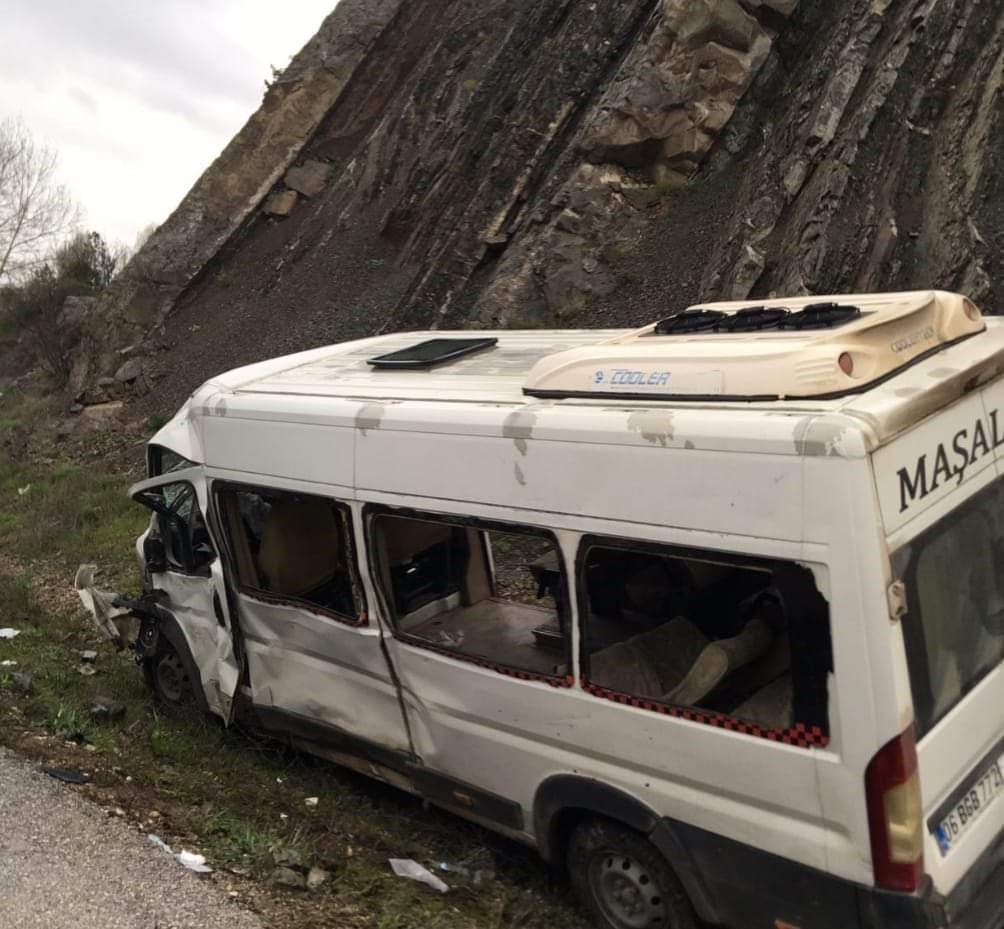 ANKARA’DA İŞÇİLERİ TAŞIYAN SERVİS MİNİBÜSÜ İLE OTOMOBİLİN ÇARPIŞTIĞI KAZADA İLK