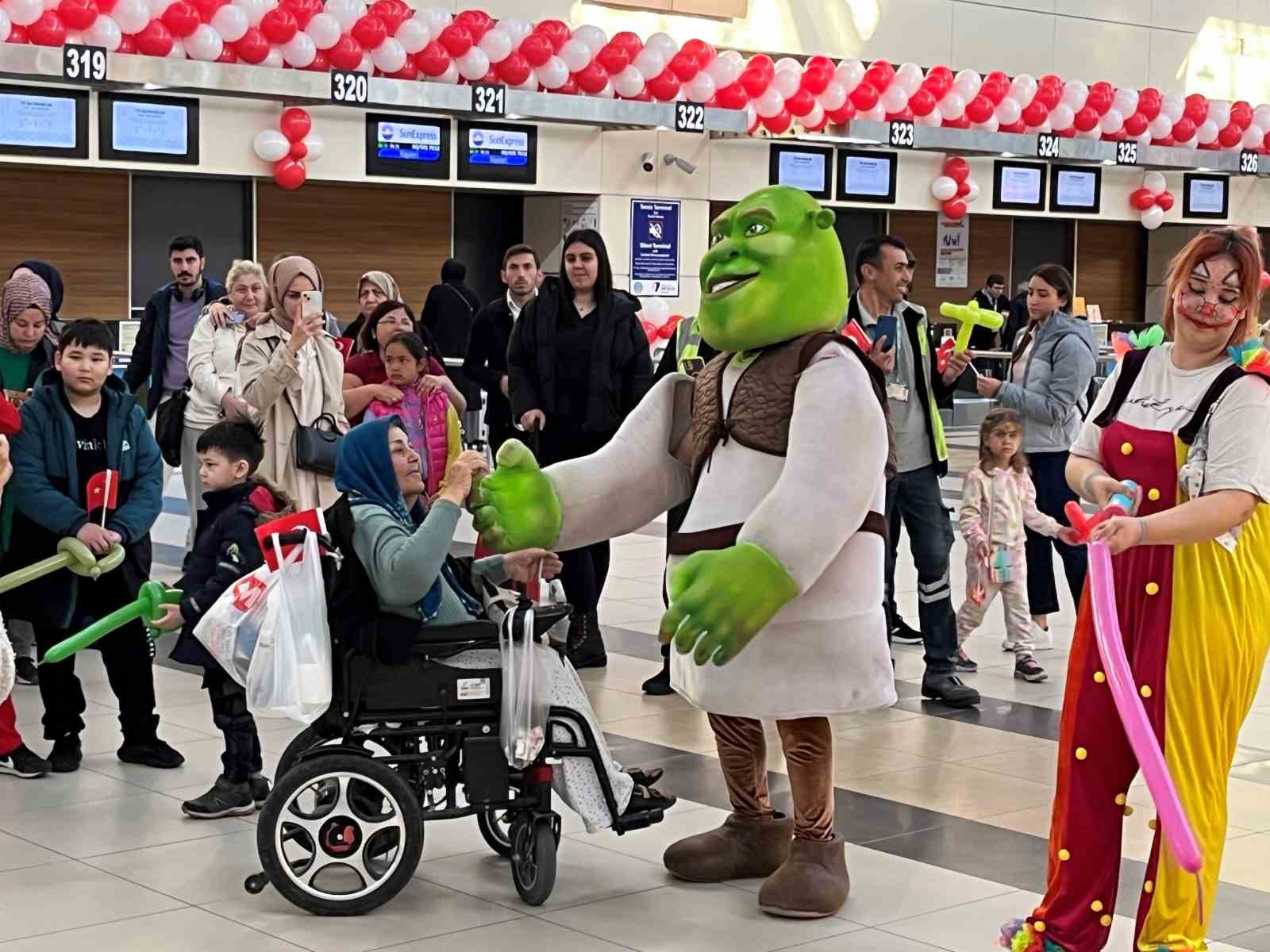 ANTALYA HAVALİMANI'NDA 23 NİSAN COŞKUSU YAŞANDI