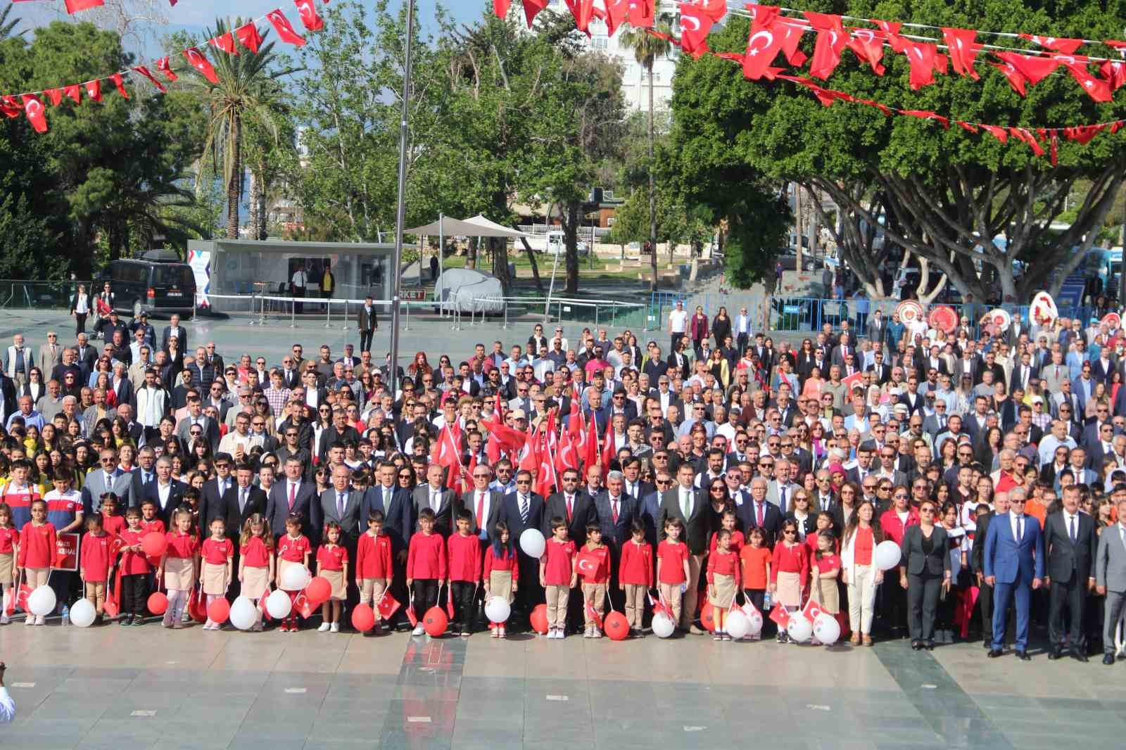CUMHURİYET MEYDANI’NDA TÖREN DÜZENLENDİ