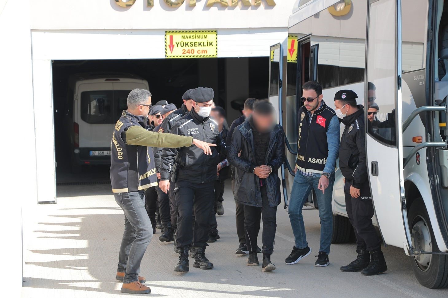 ANTALYA'DA ÇEŞİTLİ SUÇLARDAN ARANAN 75 ŞÜPHELİ GÖZALTINA ALINDI.