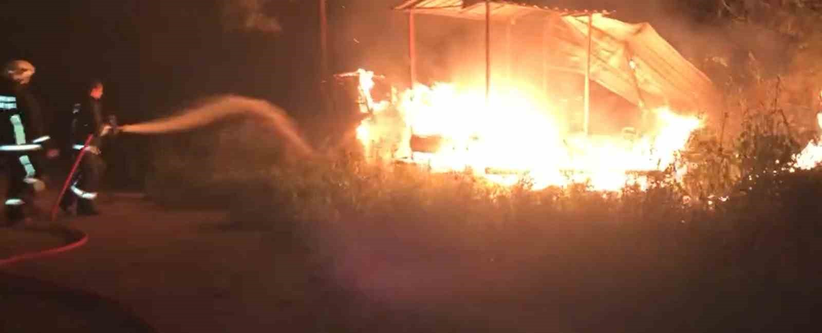 ANTALYA’DA ÇIKAN YANGINDA BARAKA KÜLE DÖNERKEN, BİR KİŞİ ELİNDEN YARALANDI.