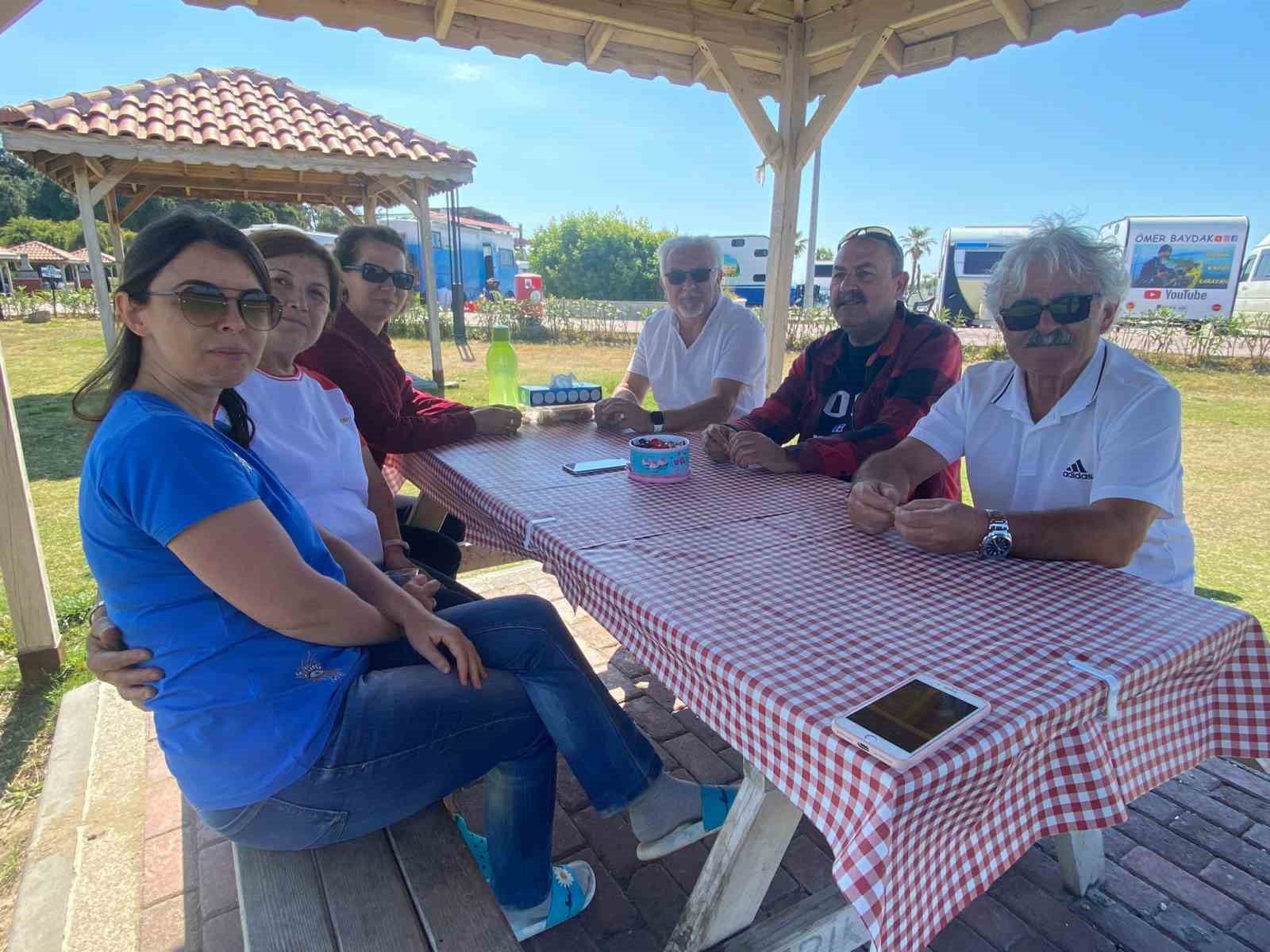 ANTALYA'NIN SERİK İLÇESİNDE YÜZLERCE KARAVANCI, BAYRAMI TÜRKİYE'NİN DÖRT BİR YANINDA