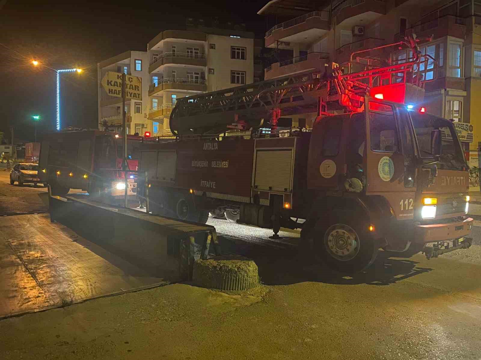 ANTALYA'NIN SERİK İLÇESİNDE 4 KATLI APARTMANIN ÜST KATINDA ÇIKAN YANGINDA