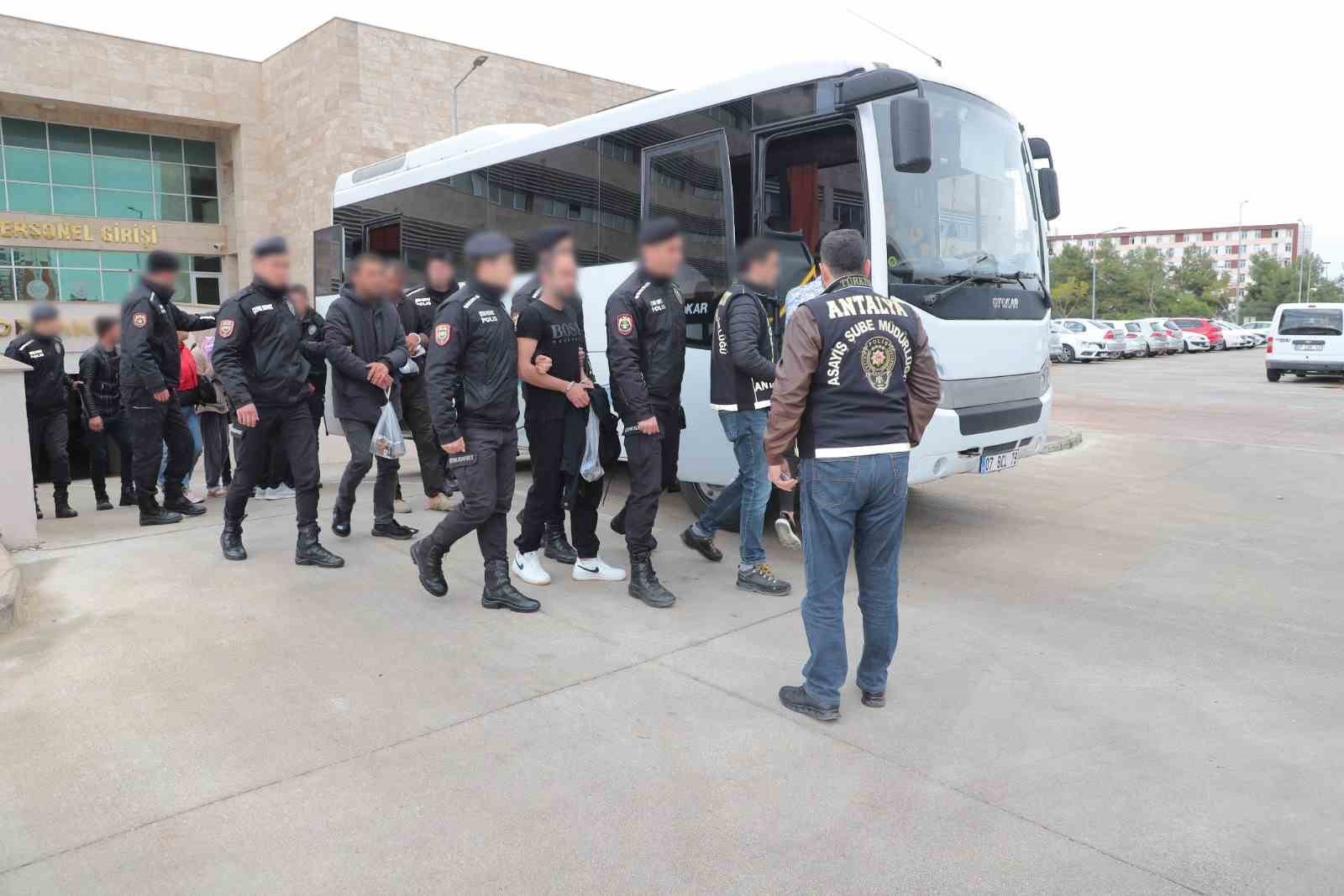ANTALYA’DA ARANAN ŞAHISLARA YÖNELİK POLİSİN 46 EKİP 115 PERSONELLE GERÇEKLEŞTİRDİĞİ