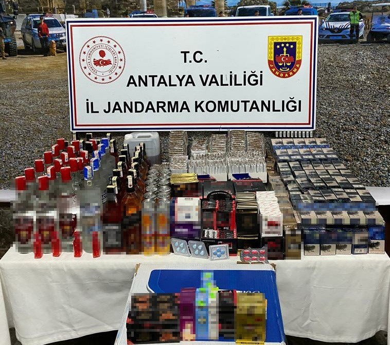 ANTALYA'DA MARKETİNDE KAÇAK SİGARA, ALKOL VE GIDA MADDELERİ SATAN ŞAHIS,