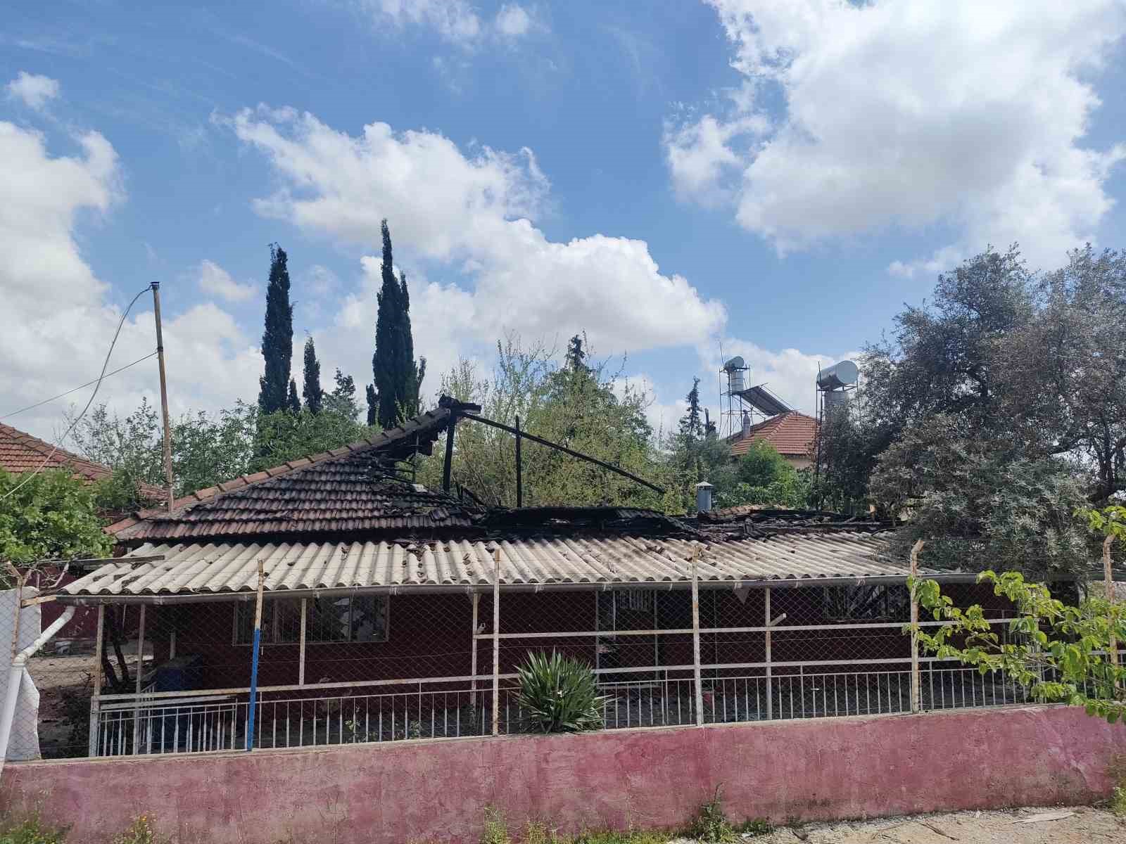 ANTALYA'NIN KEPEZ İLÇESİNDE ÇIKAN YANGINDA MÜSTAKİL EV KULLANILAMAZ HALE GELDİ.
